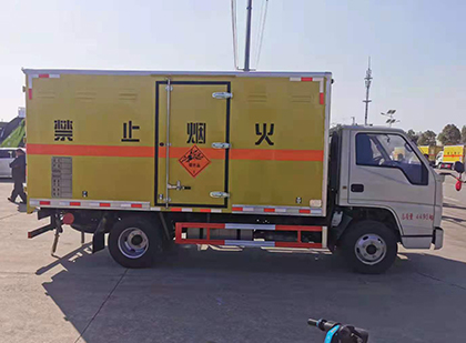 贡井爆破器材运输车工人安全操作规范与智能技术保障